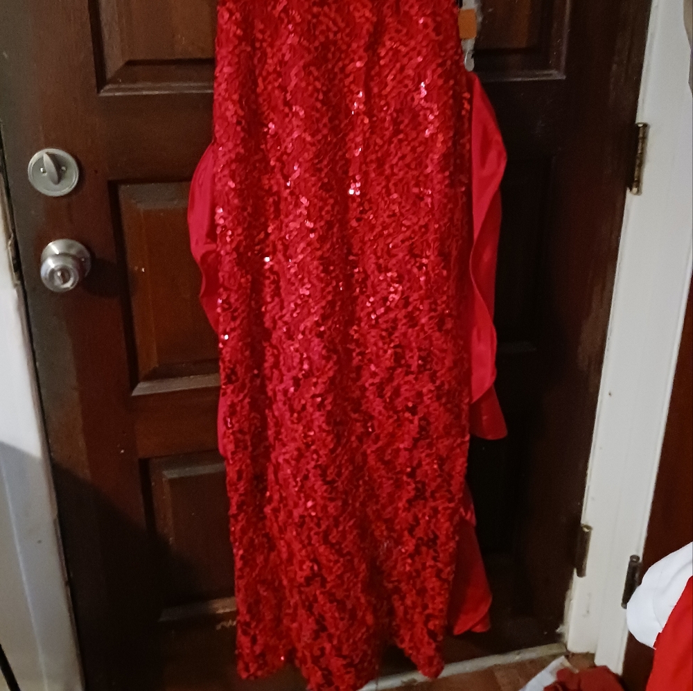 DAVE AND JOHNNY COMPLETE RED SEQUENCED DRESS